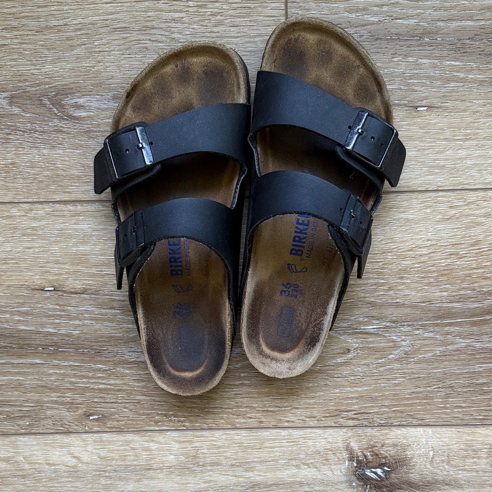 Birkenstocks women’s black side footbed